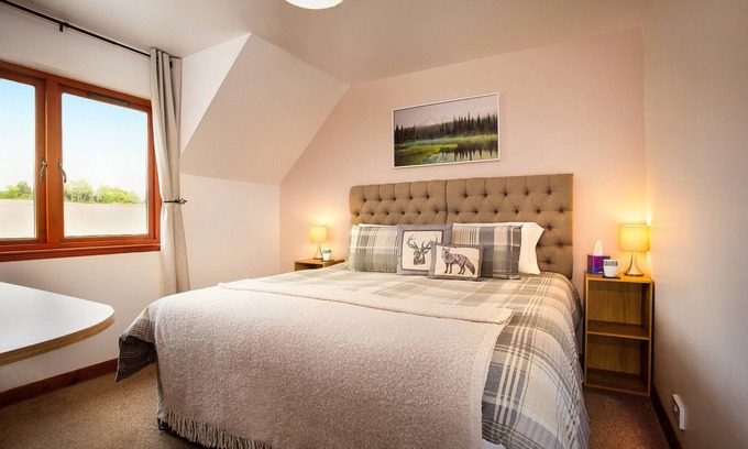 Alness House | Last-Minute Stay | En-Suite + King Bed + Parking