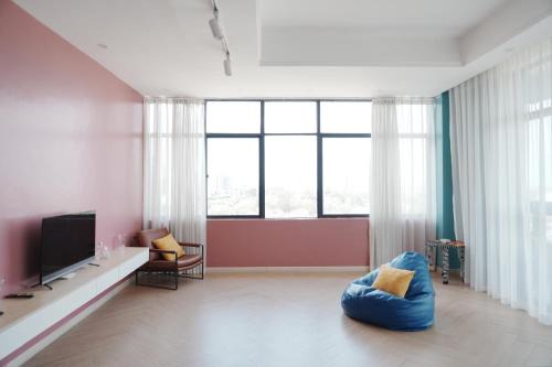 Nairobi Upper Hill Apartment | Laurel Hill Suites CBD 2BR Apt, Spacious Balcony
