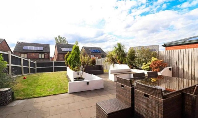 Belle Vue House | Lawnswood Place - Manchester Stylish 4 bedroom house with garden and parking
