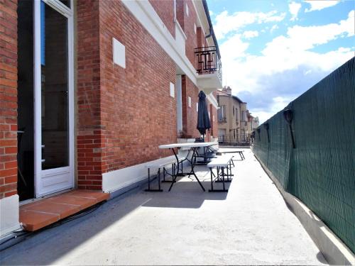 Montauban Apartment | Le Bout du Pont - 5 min à pied de la gare Villebourbon et de l'hypercentre - Vue sur Pont Vieux - Grande terrasse - 8 couchages - 3 chambres spacieuses - 4 lits - Places de stationnement gratuites au pied de l'immeuble