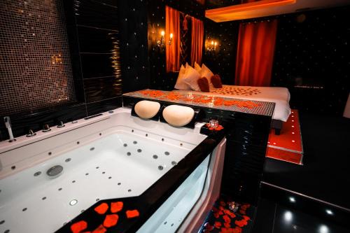 Lyon City Centre Apartment | Le Cabaret Vip SPA
