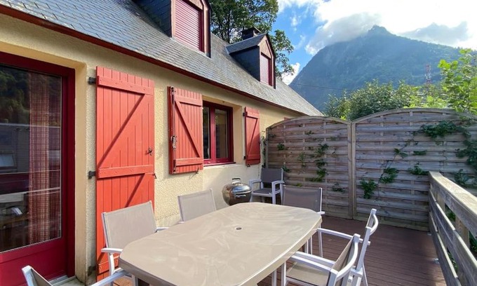 Cauterets Apartment | Le Chalet 102. 3 chambres. Terrasse. Parking. wifi