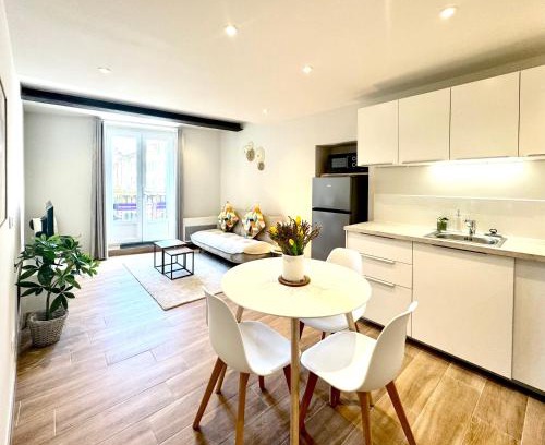Orange Apartment | Le Cosy Bruey - Appartement Confort - Centre Historique - Balcon