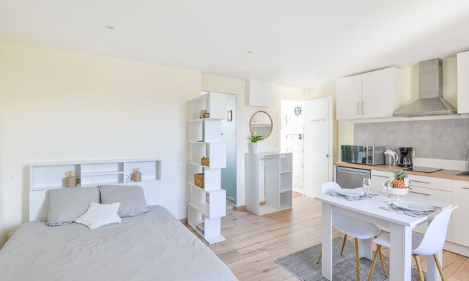 Bernieres-sur-Mer Apartment | Le Haut de la Roseraie - Studio avec vue mer