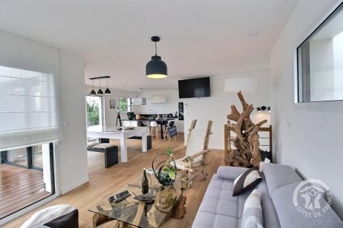 Pleumeur-Bodou House | Le menhir