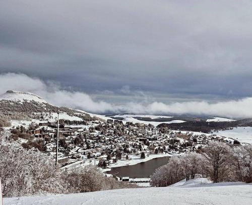 Besse-et-Saint-Anastaise Apartment | le petit chambourguet