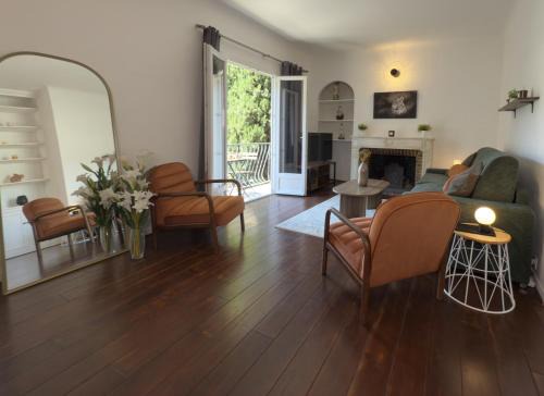 Historic Centre Apartment | Le Peyrou - Elegant One-Bedroom Apartment for up to 4 Guests - Free Parking - Air Conditioning - Prime City Center Location