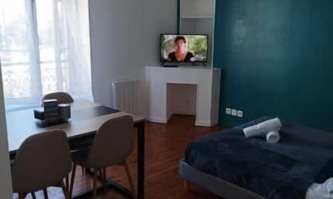 Miroir - Batignolles Apartment | Le pti Oyon: T1, Near train station, Secure,