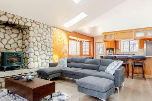 Big Bear House | Le Serenity Cabin, Hot Tub, Game Room Pool Table