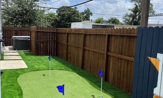 East Downtown Houston House | Leeland Luxe! ♨️Hot Tub along with Putting Green ♨️ EaDo Houston