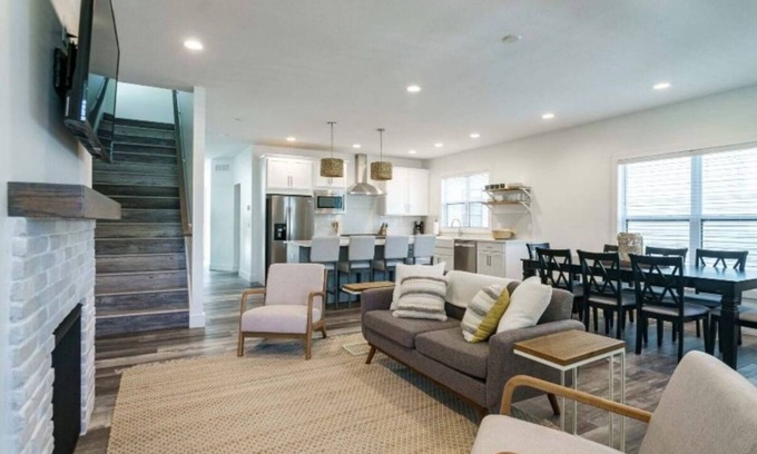 Northeast South Bend House | Legacy II- Walk to Notre Dame. New 6 bedroom 5.5 bathrooms, sleeps up to 14