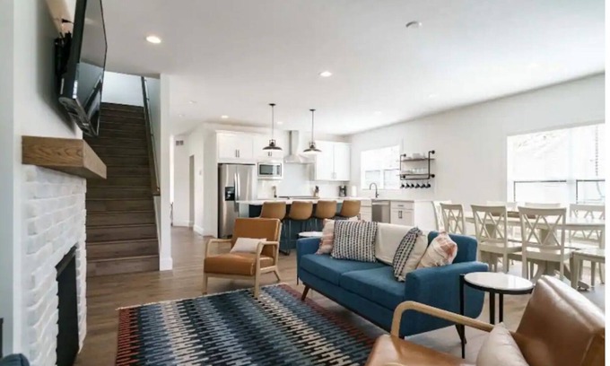 Northeast South Bend House | Legacy-Walk to Notre Dame. New 6 bedroom 5.5 bathrooms, sleeps up to14.