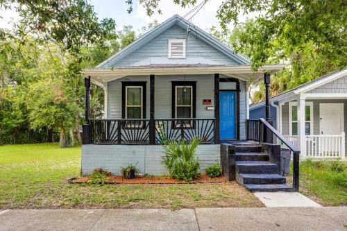 Urban Core House | Less Than 1 Mi to EverBank Stadium Retreat with Yard!