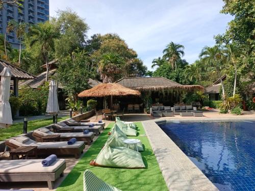 North Pattaya Hotel | Let's Hyde Pattaya Resort & Villas - Pool Cabanas