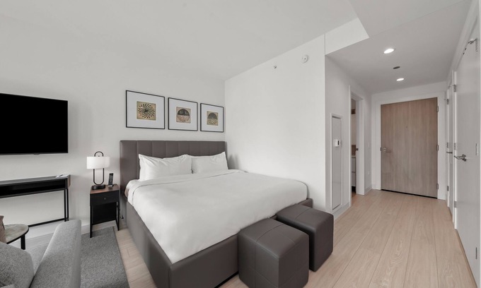 West Loop Hotel | Level Fulton Market - Open Concept studio with full kitchen and luxury bathroom