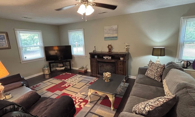 Dutton House | Liberty Oaks Landing ~ Charming Riverside Cottage