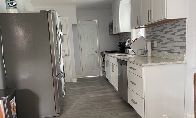 Chillum House | Light filled 3-bedroom house in Hyattsville MD , DC boarder with AC, WiFi
