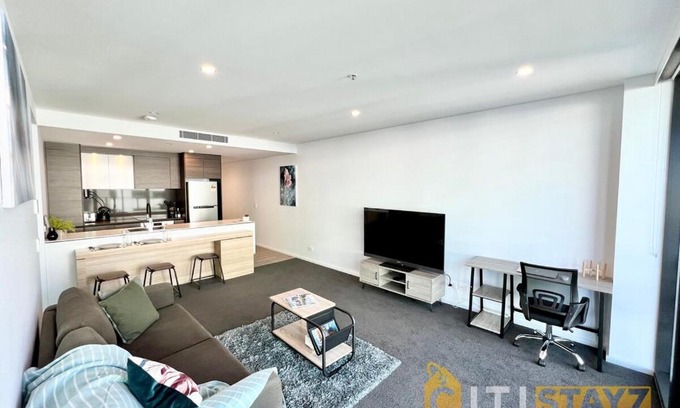 City East Apartment | Light & Lovely in Canberra's CBD - 1BR Apt w/Carsp