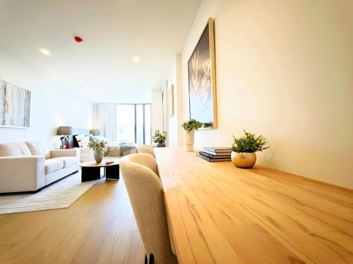 Box Hill Apartment | Light luxury hotel-style suite in the core of Box Hill, with everything you need for dining and entertainment downstairs