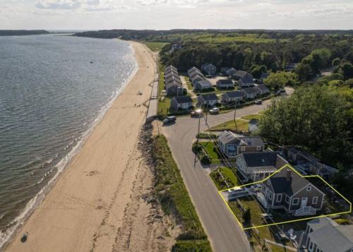 Wellfleet House | Light on the Mayo Beach