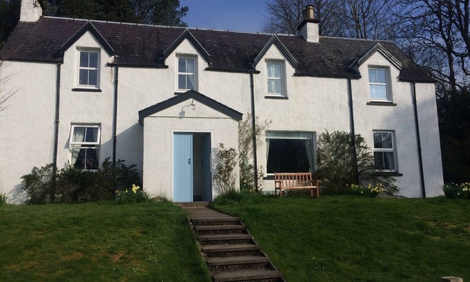 Fort Augustus Cottage | Lilybank,a traditional highland cottage located in Fort Augustus village.