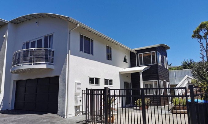 Three Kings House | LILYPAD 4-bedroom Urban Retreat Auckland