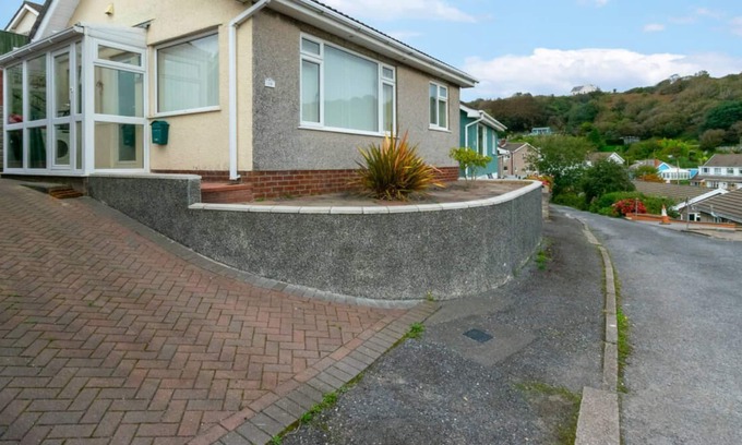 Mumbles Ski Chalet | Limeslade Drive in the beautiful Swansea