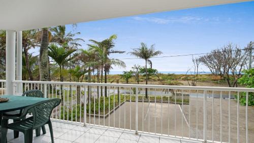 Woorim House | LISTEN TO THE SURF from Rickman Pde, Woorim