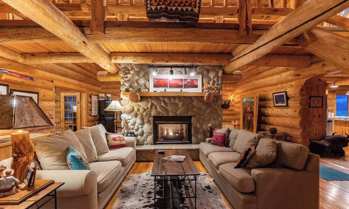 Bozeman Cabin | Little Bear Lodge - Spectacular Views & Wildlife