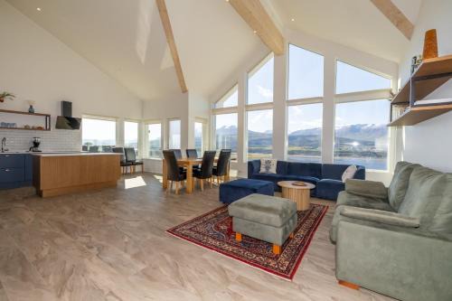 Akureyri Villa | LL Properties - Villa With a Hot tub & Scenic View