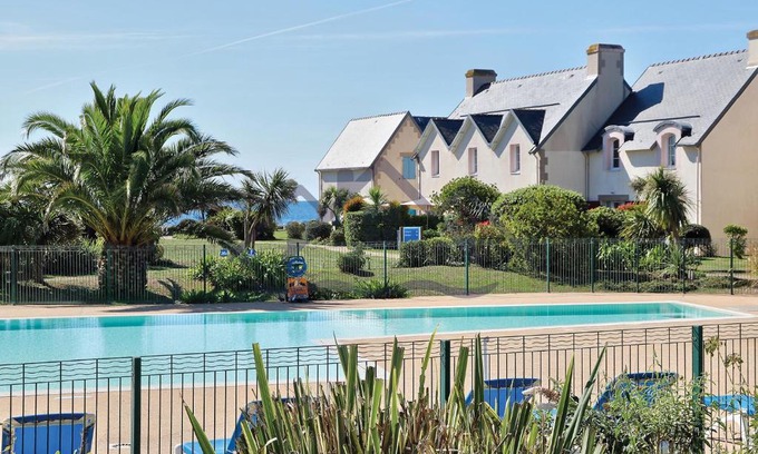 Guilvinec Apartment | LocaLise - A05 - Plain-pied avec petite vue mer donnant sur la piscine et le jardin - Grande salle de bain - Wifi inclus - draps inclus - animaux bienvenus - parking gratuit