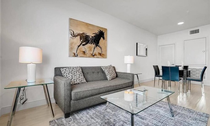 Midway District Apartment | Locat eats nearby 1 BR w/Full kitchen & Pool