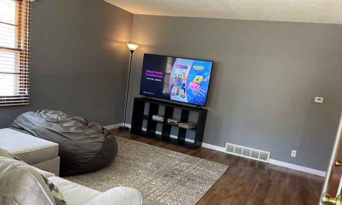 Urbandale House | Located minutes away from target, dining & interstate! Safe culdasac with park!