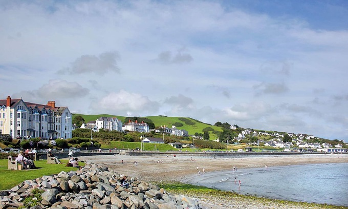 Criccieth Ski Chalet | Lodge with one double and one twin.