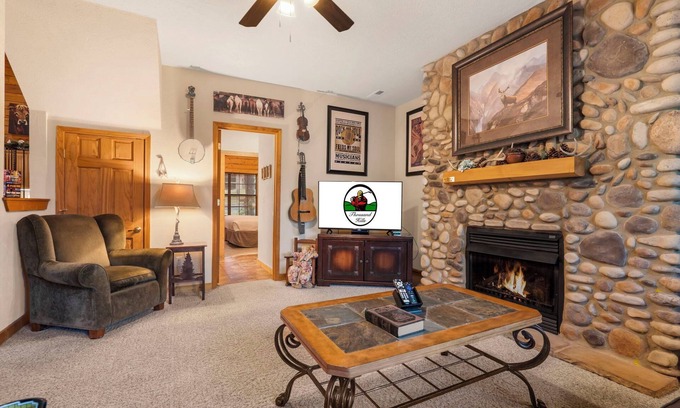 Branson Theater District Cabin | Log Cabin Getaway - Five minutes from Branson Shopping & Entertainment!