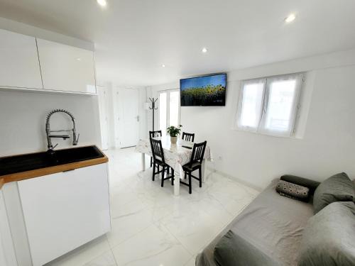 Juvignac Apartment | Logement indépendant "Les Coquelicots", terrasse proche des plages et Montpellier