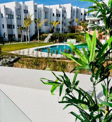 Puerto de la Duquesa Apartment | Logement moderne et cosy avec piscine, jacuzzi, salle de sport et billard
