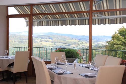 Chateau-Chinon Hotel | Logis Hôtel-Restaurant Au Vieux Morvan, au cœur de la Bourgogne, Piscine & Spa, Hôtel Climatisé