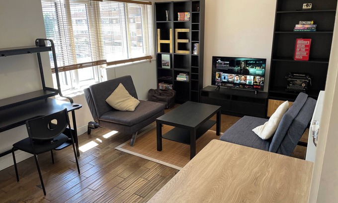 Haggerston Apartment | London Apartment - Sleeps 3-City Escape- Balcony