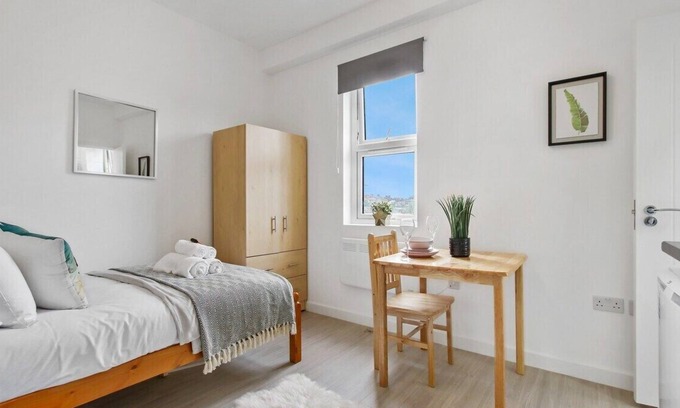 Dormers Wells Apartment | London Studio 4 Short Stay