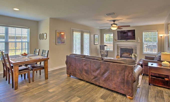 Longview House | Longview Family Home w/ Private Yard, Deck & Grill