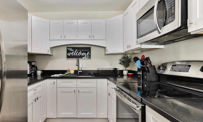 Seabreeze Historic District Apartment | Lovely 2 Bedroom 1 Bathroom Condo Minutes from the Beach