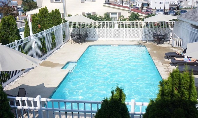 Hampton Apartment | lovely 2-bedroom apartment with pool 2C