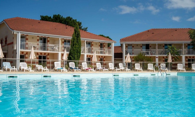 Le Verdon-sur-Mer Apartment | Lovely apartment for 6 guests with WIFI, pool, TV, terrace and pets allowed