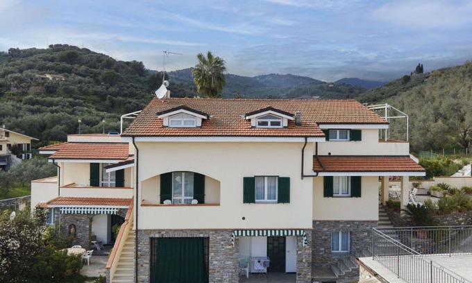 Diano Castello Apartment | Lovely apartment for 2 people with WIFI, A/C, pool, terrace, pets allowed and panoramic view