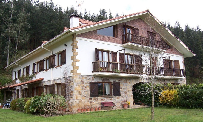 Busturia Apartment | Lovely apartment for 4 guests with WIFI, TV and patio