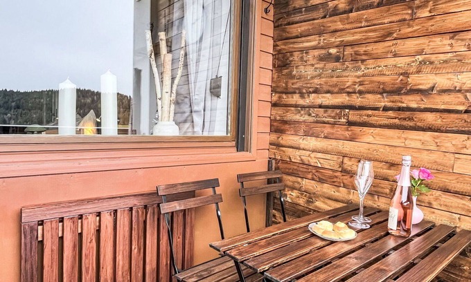 Sankt Urban Apartment | Lovely apartment for 3 people with WIFI, pool, TV and balcony