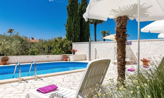 Nova Vas Apartment | Lovely apartment for 4 people with pool, A/C, WIFI, TV and terrace