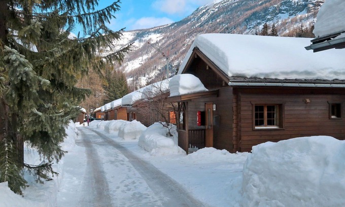 Saas-Balen House | Lovely apartment in villa for 4 people with WIFI, TV, patio and pets allowed