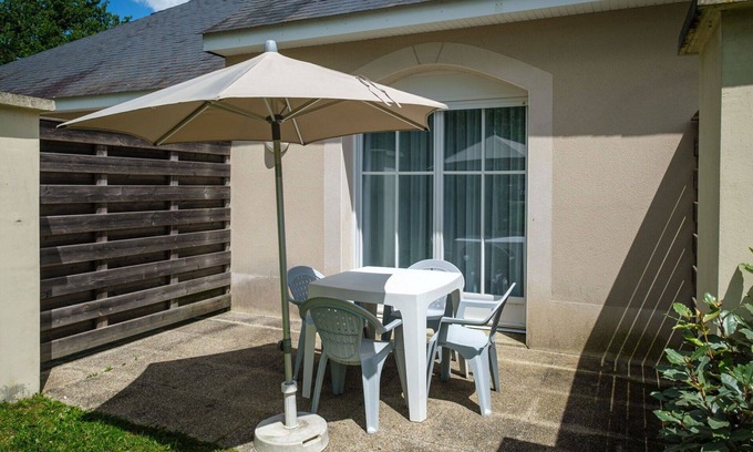 Saumur House | Lovely apartment in villa for 4 guests with internet, pool, TV, terrace and pets allowed